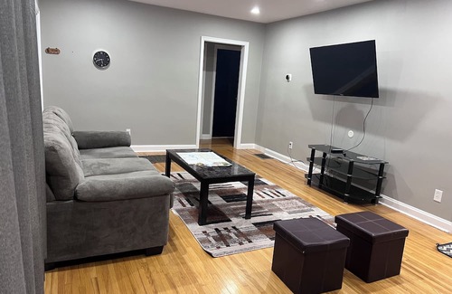 Belleville House | Top Floor Bungalow Close to Downtown