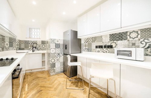 Royal Borough of Kensington and Chelsea Apartment | Luxury Kensington Apartment - 1 minute walk to High Street Kensington Station!