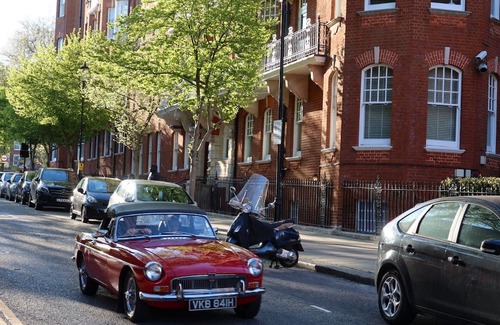 Royal Borough of Kensington and Chelsea Apartment | Luxury Kensington Apartment - 1 minute walk to High Street Kensington Station!