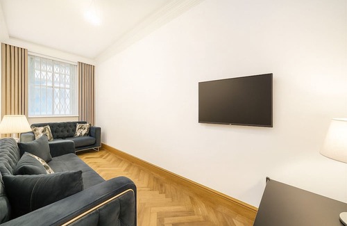 Royal Borough of Kensington and Chelsea Apartment | Luxury Kensington Apartment - 1 minute walk to High Street Kensington Station!