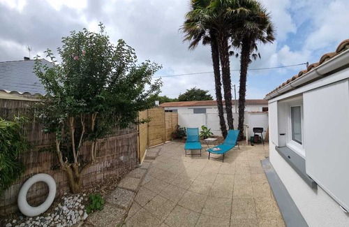 Port District Apartment | La Petit Alonnaise - Charming seaside house