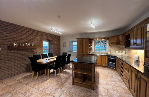 Donore House | Stone House, Boyne Valley Views nSleeps 10, 5 Bedroom 30 mins to Dublin airport