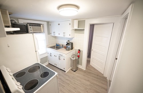 Lake Eola Heights Cottage | Charming DT Orlando cottage in brilliant location w/fast WiFi, AC, Pet Friendly