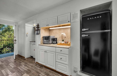 Hollywoodland Apartment | Scenic Secret Stairs Apt Hollywood Hills
