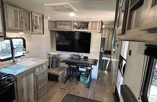 La Hacienda Estates Resort | Cozy Camper near lake Travis & Colorado River
