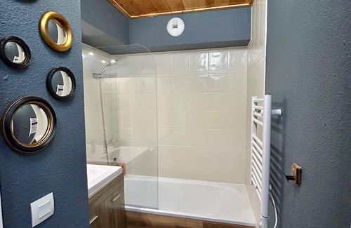 Flumet Apartment | Apartment at the foot of the slopes, swimming pool, sauna, linen included and pets allowed.