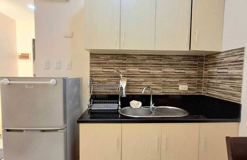 Ermita Night District Apartment | Luxury 1-bedroom apartment with Manila Bayviews with AC, Pool, Balcony, Netflix