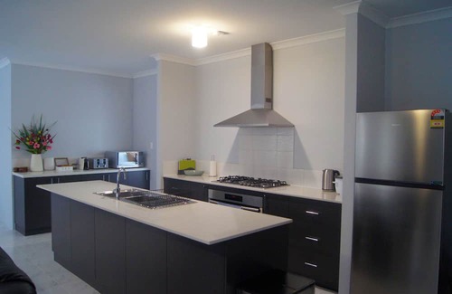 Baldivis House | Spacious 4 Bedroom Baldivis Home – Sleeps 8 Comfortably