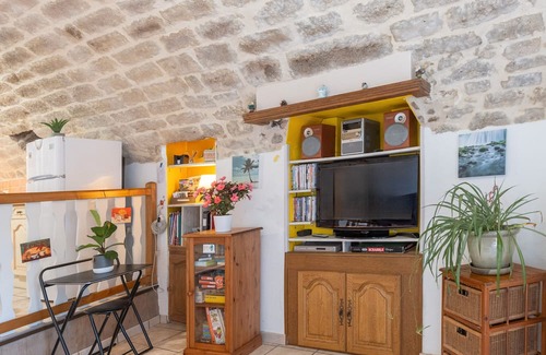 Payzac Apartment | Apartment 'Le Mas De La Blache' with Mountain View and Wi-Fi