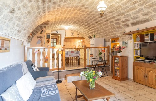 Payzac Apartment | Apartment 'Le Mas De La Blache' with Mountain View and Wi-Fi