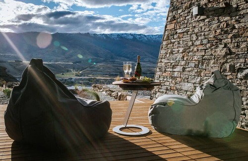 Lowburn Villa | The Boulders Retreat - Lake Views - Outdoor Bath