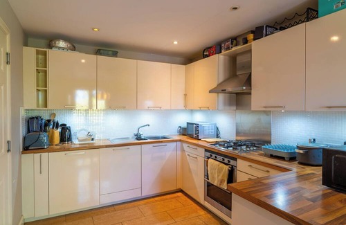 Cults House | Charming 4-bedroom house with AC, fitness room in lovely Cults