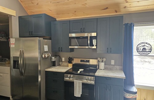 Owls Head Cabin | Private 2-bedroom cabin with WiFi in Owls Head