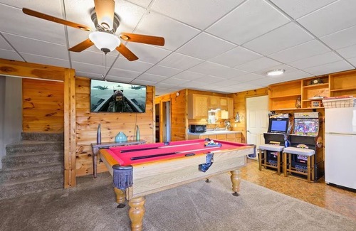 Pigeon Forge Cabin | Cabin w/GameRm + Hot Tub & Dollywood Fireworks