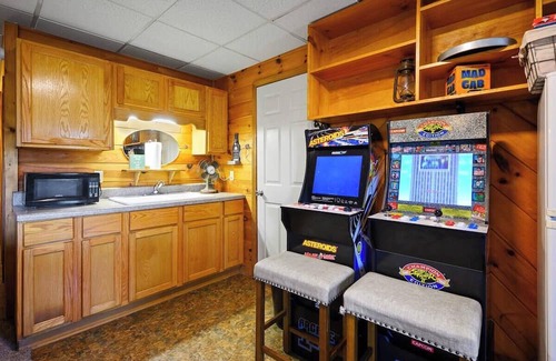 Pigeon Forge Cabin | Cabin w/GameRm + Hot Tub & Dollywood Fireworks