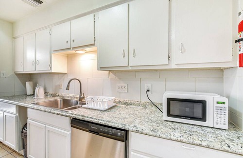 Clodine House | 2 Mi to Chinatown: Pet-Friendly Houston Home