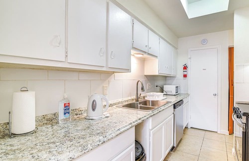 Clodine House | 2 Mi to Chinatown: Pet-Friendly Houston Home