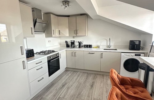 Woking Apartment | Woking Work Stay – 2 Beds + Park