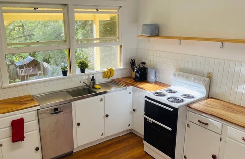 Mount Gravatt House | Family-Friendly Home, Walk to Schools & Shops