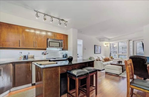 Wellington Place Condo | 3 Beds-2 Wash-Parking-Gym-Swimming Pool-Jacuzzi Sauna-Filter Drinking Water-Wifi