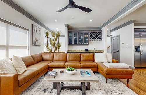 Oak Lawn Condo | Modern Dallas home with spacious living room, kitchen & big patio with city view