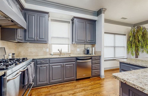 Oak Lawn Condo | Modern Dallas home with spacious living room, kitchen & big patio with city view