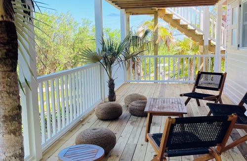 North Palmetto Point Cottage | CASA OM Charming Cottage Retreat in N. Palmetto Point w/roof deck & sea view