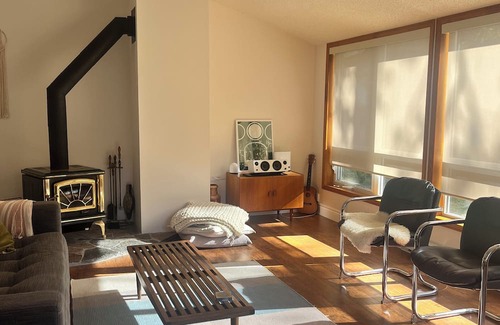Tiny Cottage | clean all seasons cottage & pet friendly close to beaches