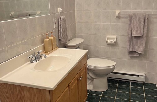 Tiny Cottage | clean all seasons cottage & pet friendly close to beaches
