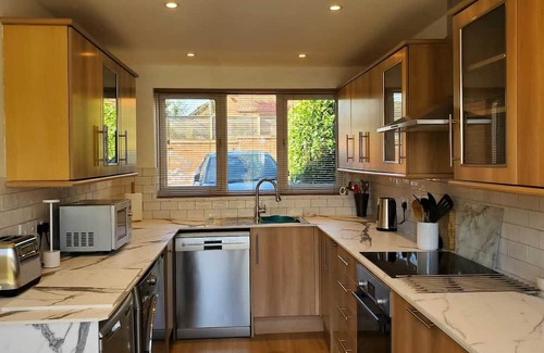 Reading House | The Twyford Hideaway - Close to Twyford Train Station & Recently Renovated