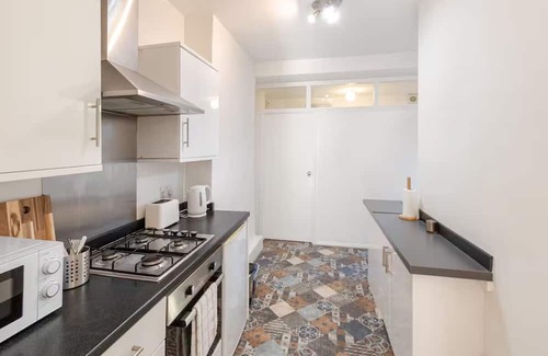Leigh-on-Sea Apartment | 1 Bed Garden Flat in the Heart of Leigh, Sleeps 3.