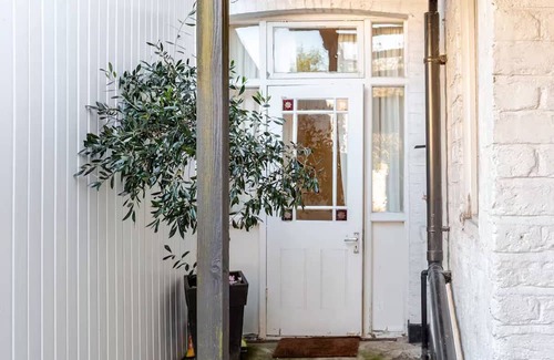 Leigh-on-Sea Apartment | 1 Bed Garden Flat in the Heart of Leigh, Sleeps 3.