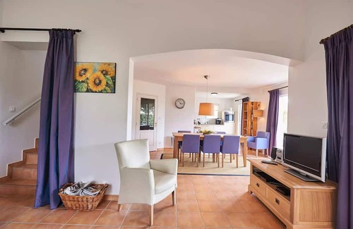 Vasles Villa | Deluxe 2-bathroom detached villa sleeps 4