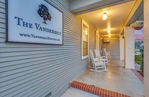 Denton Apartment | The Vanderbilt Mansion Apt 5 Near Downtown and TWU