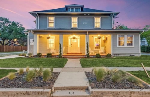 Denton Apartment | The Vanderbilt Mansion Apt 5 Near Downtown and TWU