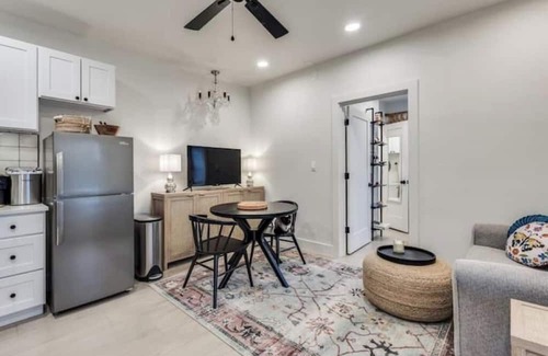 Denton Apartment | The Vanderbilt Mansion Apt 5 Near Downtown and TWU