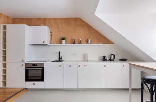 Dusseldorf Old Town Apartment | 2-BedRoom Apartment in Old Town - 10min Messe | 5 people