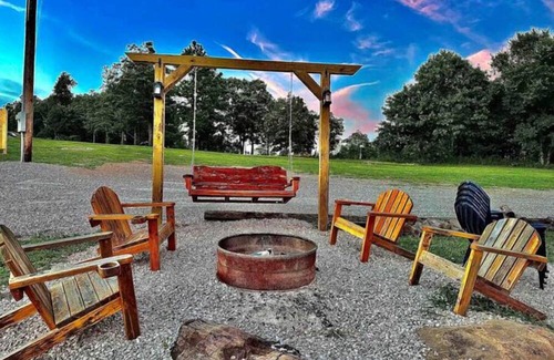 Compton House | Buffalo River Cowboy Cabin Getaway and HOT TUB!