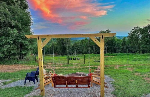 Compton House | Buffalo River Cowboy Cabin Getaway and HOT TUB!