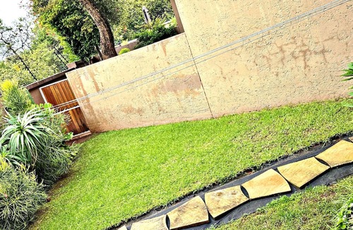 Douglasdale Apartment | Duke Mews Loft: Cozy Loft in Sandton, walking distance from Fourways Mall