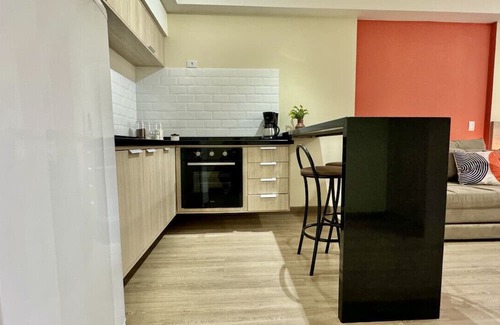Matriz Apartment | Studio with office desk, next to Curitiba shopping center