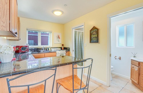 Westside Santa Cruz Apartment | Modern Santa Cruz Studio Near Beach + Hot Tub