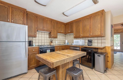 Arnold Cabin | Cheyenne Chalet- Hot Tub-Sleeps 12