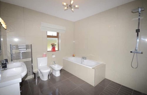 Ballymacarthur Bed & Breakfast | Lodges Estate: Spacious Retreat for Up to 10 Guests