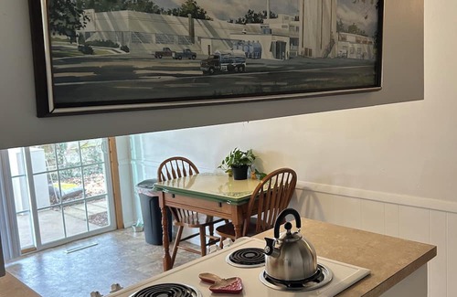 Springfield House | Cozy on Page Street! Vintage vibe with modern amenities. Bring the kids & pets!