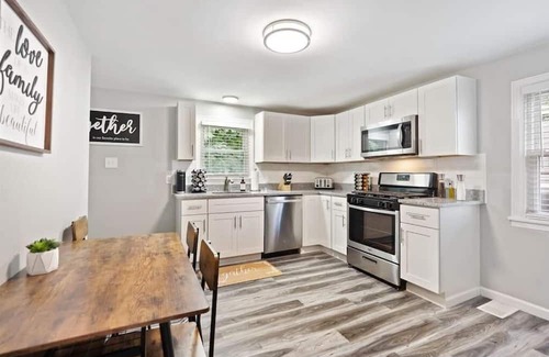 West Mifflin House | Luxury 4-bedroom Family House in West Mifflin