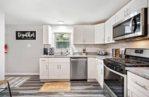 West Mifflin House | Luxury 4-bedroom Family House in West Mifflin