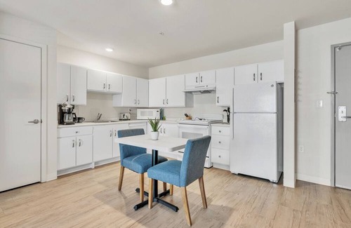 Far North Central Apartment | Simplicity At the Rim 1309 I Comfy 1 Bed 1 Bath