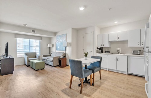 Far North Central Apartment | Simplicity At the Rim 1309 I Comfy 1 Bed 1 Bath