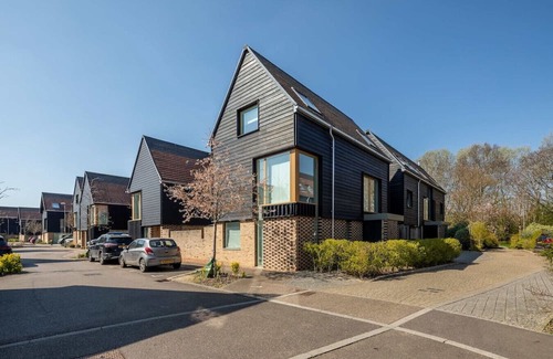 Trumpington House | Spacious 4-Bedroom Home | Ideal for Families & Cor
